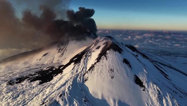 Dicke Aschewolke über dem Ätna gesichtet 