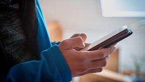 Hände mit Mobiltelefon