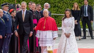 Das spanische Königspaar begrüsst den Papst in Madrid.