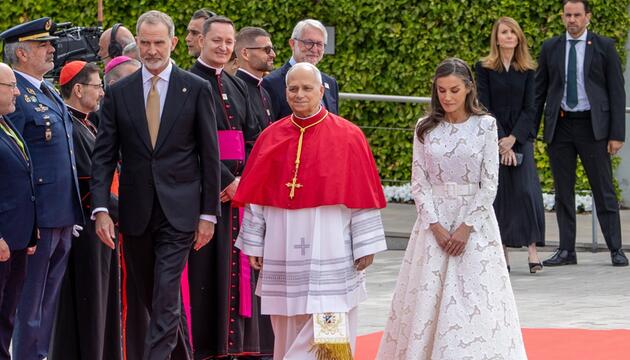 Das spanische Königspaar begrüsst den Papst in Madrid.