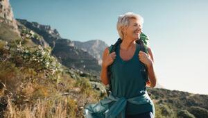 Unbeschwerte Frau beim Wandern