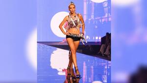 Lena Mantler auf dem Laufsteg von Victoria's Secret.