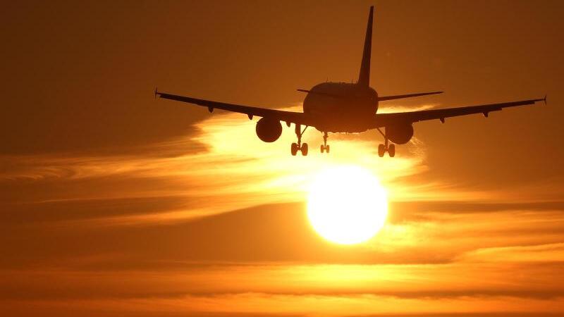 Flugzeug in der Abendsonne