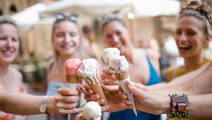 Frauen mit Eis
