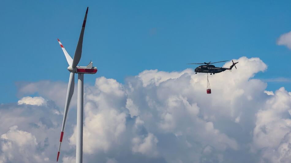 Bundeswehrhubschrauber neben Windrad