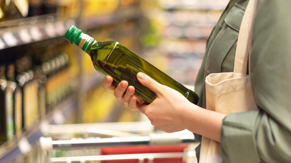 Im Handel gibt es eine riesige Auswahl an Olivenölen - doch viele fallen durch.