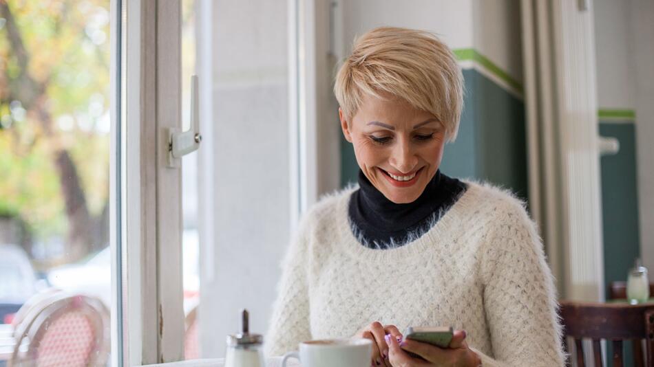 Frau schaut auf ein Smartphone