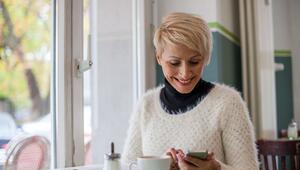 Frau schaut auf ein Smartphone