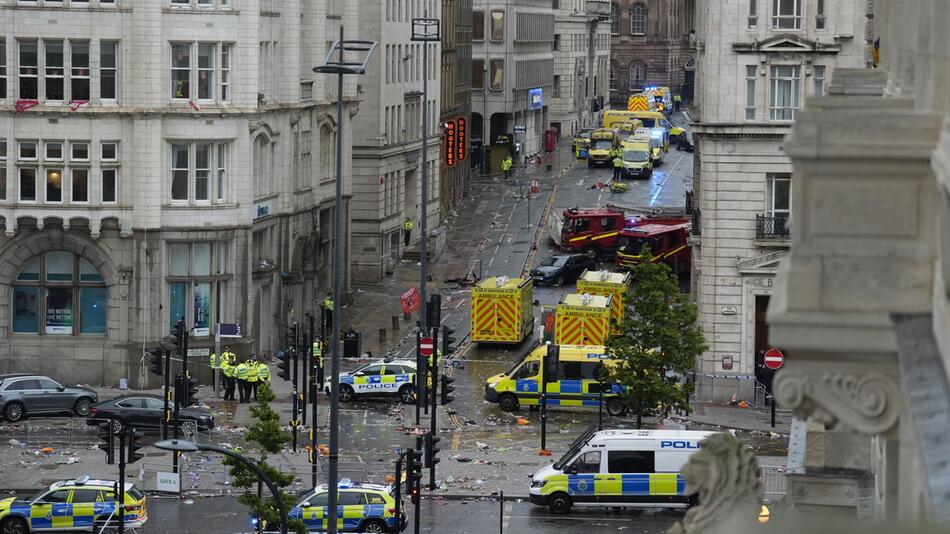 Siegerparade in Liverpool - Auto fährt in Menschenmenge