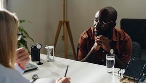 Ein Mann bei einer Therapiesitzung