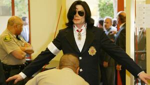 Michael Jackson bei seiner Anklageverlesung im Gerichtsgebäude von Santa Maria, Kalifornien, am ...