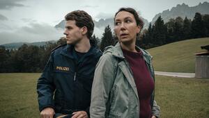 "Tiroler Blut: Der erste Schuss": Chefinspektorin Fanny Gruber (Ursula Strauss, r.) und Sohn ...