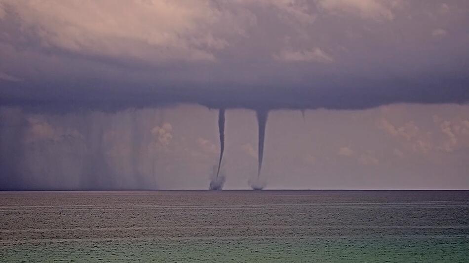 Seltenes Naturschauspiel: Zwei Wasserhosen vor der Küste Floridas gefilmt