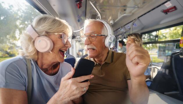 Mann und frau hören Musik