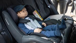 Eine Kinderpuppe in einem Auto auf einem Kindersitz