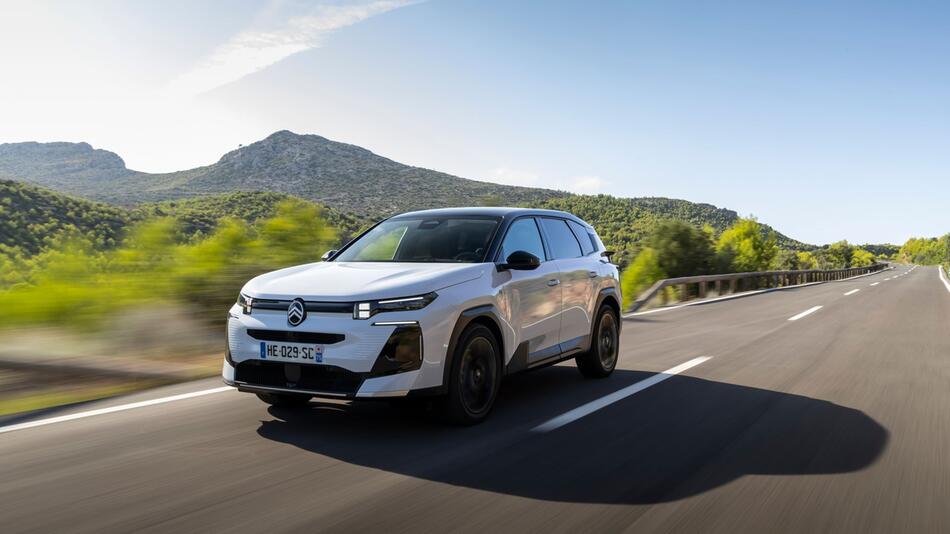 Citroën C5 Aircross fährt auf der Strasse