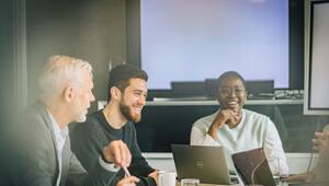 Eine Gruppe Kollegen in einem Konferenzraum