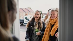 Frau begrüsst Freunde