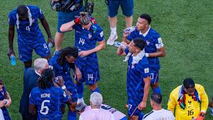 Frankreichs Star-Truppe bei einer der vielen Trinkpausen bei der WM.
