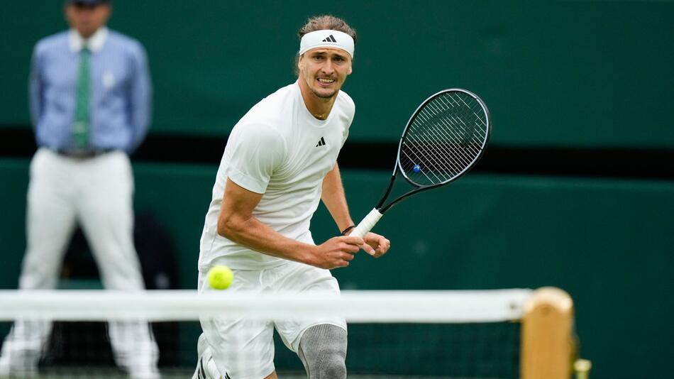 Alexander Zverev stürmt in Wimbledon ans Netz vor