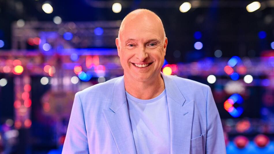 Frank Buschmann steht für RTL hinterm Mikro.
