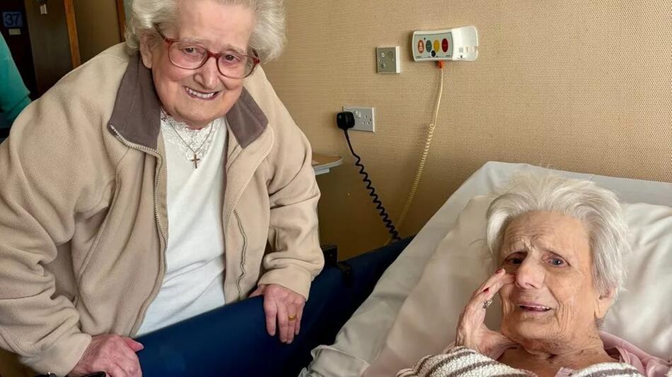 Brenda Medway (93) besuchte ihre 101 Jahre alte ältere Schwester Kay Clement