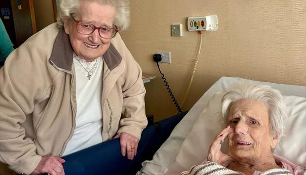 Brenda Medway (93) besuchte ihre 101 Jahre alte ältere Schwester Kay Clement