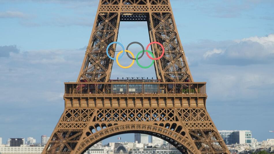 Olympische Ringe bleiben auf Eiffelturm in Paris