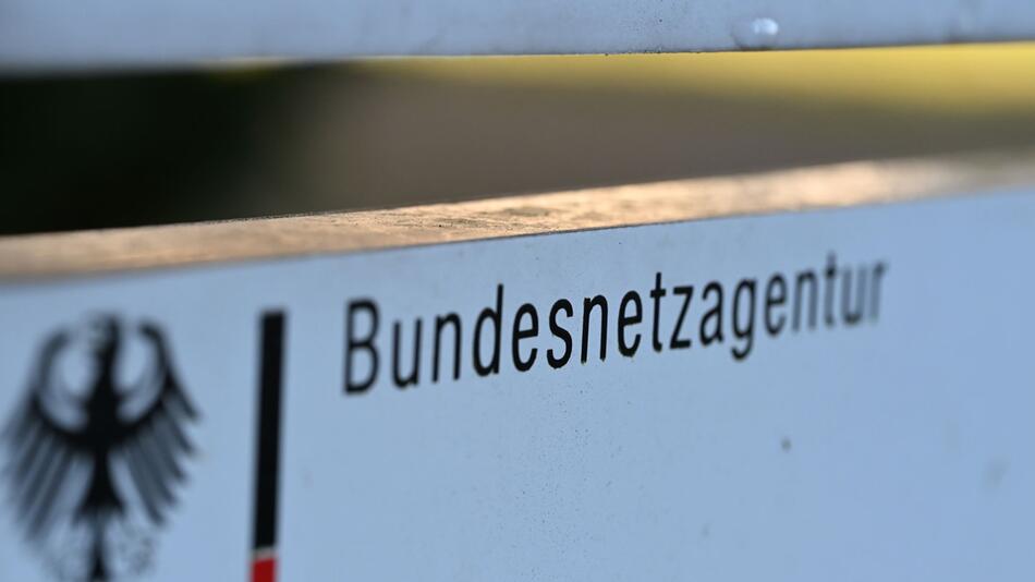 Ein Schild mit dem Schriftzug "Bundesnetzagentur"