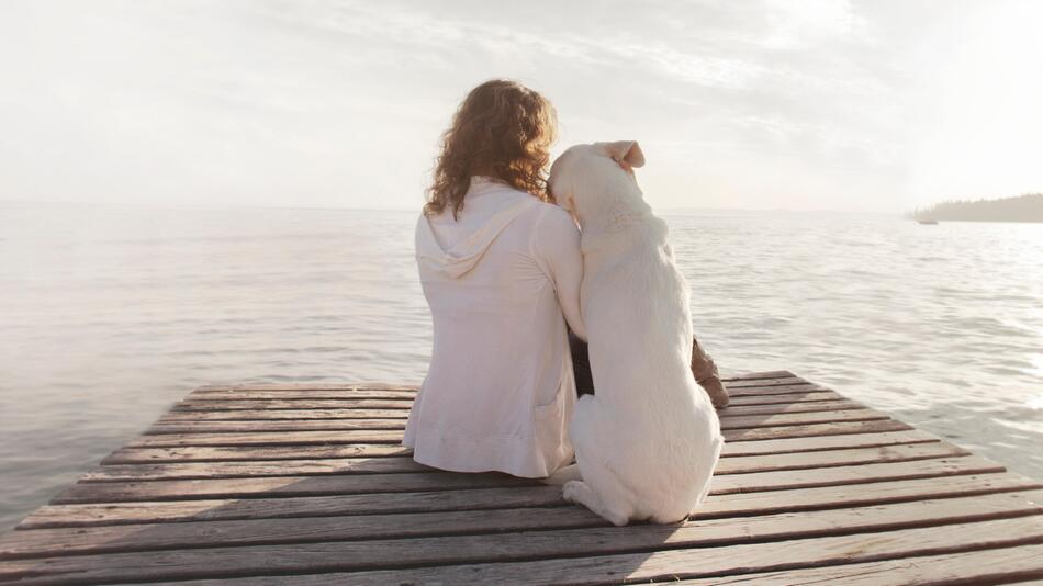 Frau mit Hund glücklich