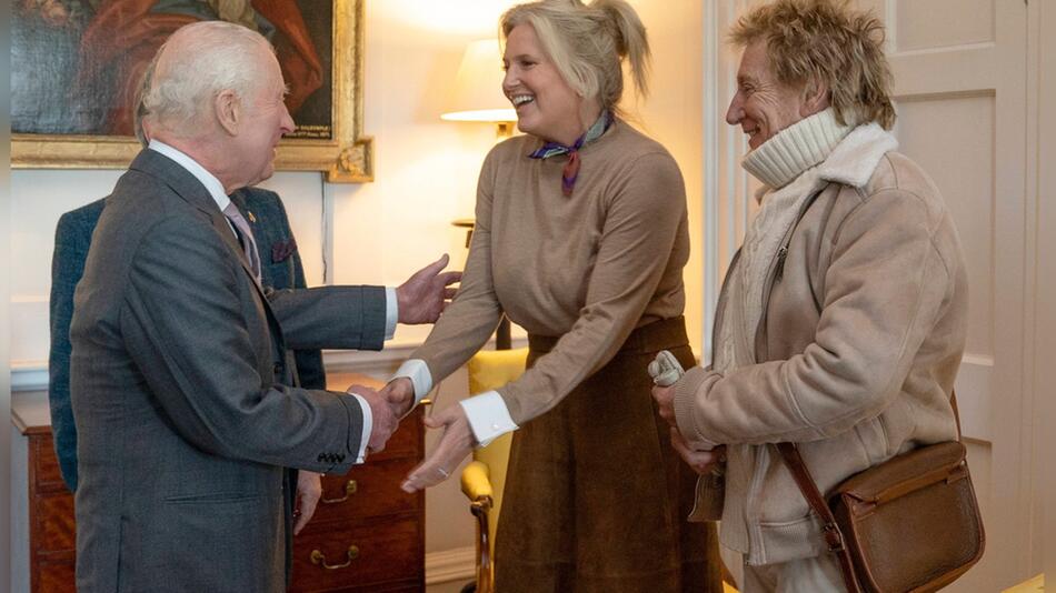 Beim 35. Jubiläum der King's Foundation begrüsst König Charles III. Penny Lancaster und Sir Rod ...