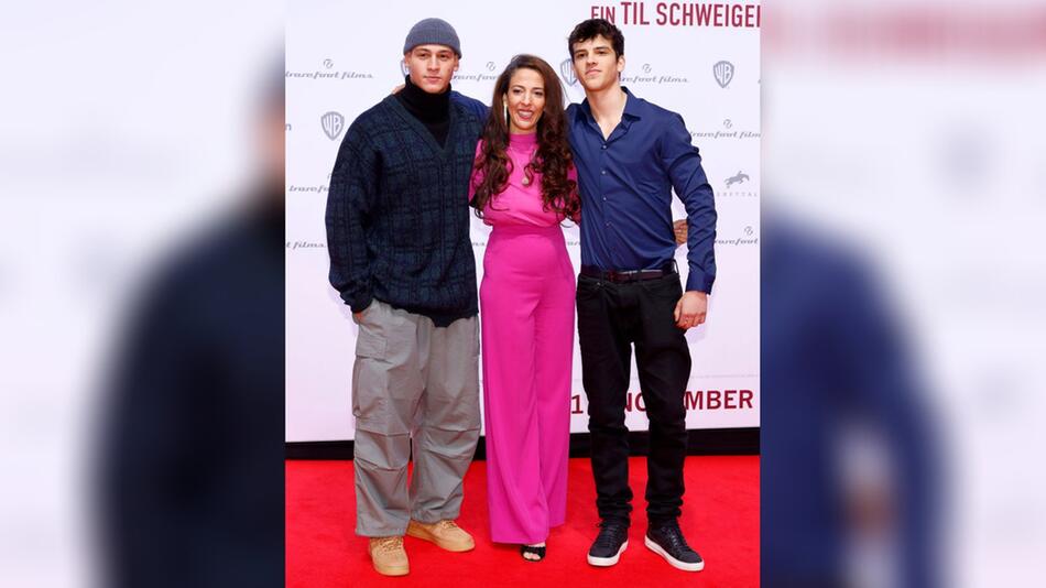 Meryem Moutaoukkil mit ihren Söhnen Emilio Sakraya (l.) und Ilyes Raoul bei der Premiere des ...