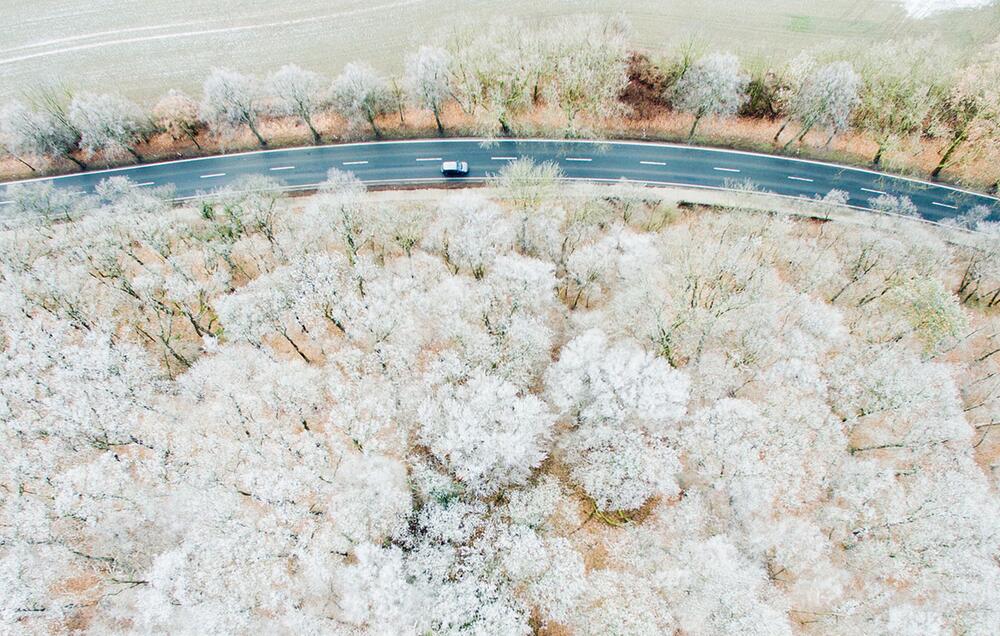 Auto fährt über eine Landstrasse