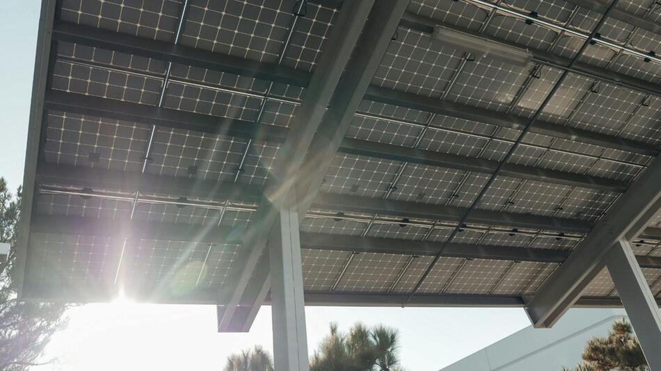 bifaziale Solarmodule auf einem Carport-Dach
