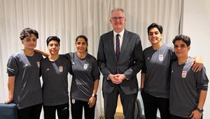 Australiens Innenminister Tony Burke mit den fünf iranischen Fussballerinnen