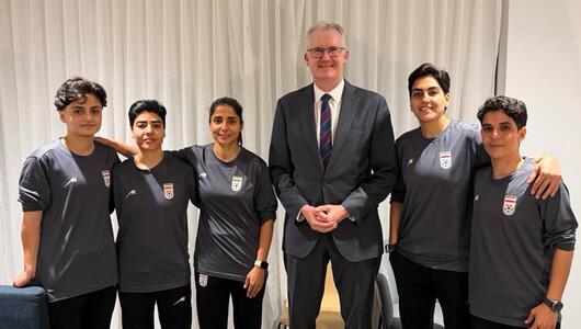 Australiens Innenminister Tony Burke mit den fünf iranischen Fussballerinnen