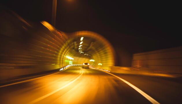 Bild eines Tunnels. Die Ansicht verschwommen ist, als wäre der Fahrer des Autos schnell unterwegs.