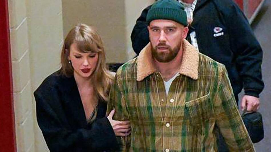 Travis Kelce, hier mit Taylor Swift, war am Wochenende ausnahmsweise solo unterwegs.