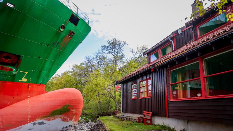 Container-Schiff läuft auf Grund und verfehlt Haus knapp