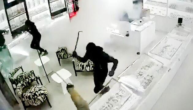 Blitzschnelle Abwehr: Juwelier-Räuber erleben neblige Überraschung