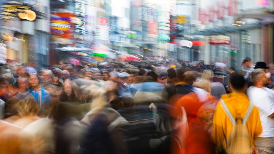 Passanten in einer Fussgängerzone in Köln