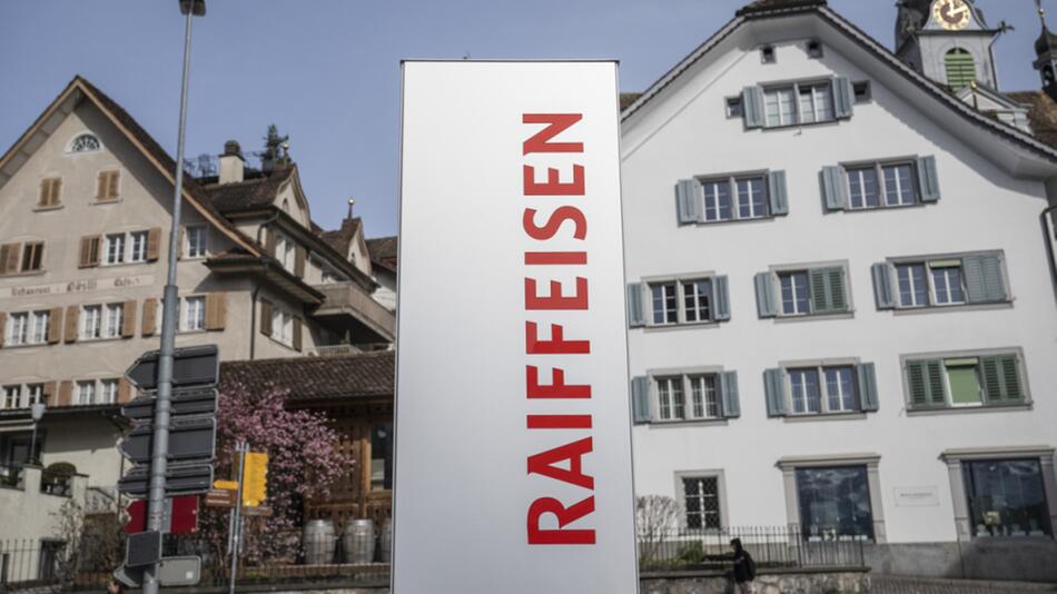 Raiffeisen-Logo auf einem Schild in einer Innenstadt