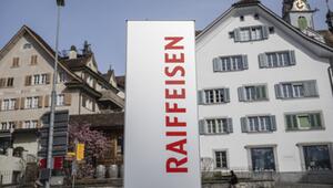 Raiffeisen-Logo auf einem Schild in einer Innenstadt