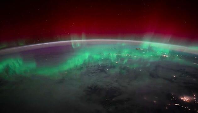 Lichtershow im Weltall: ISS-Astronautin filmt spektakuläre Polarlichter über der Erde