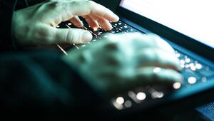 Eine Person tippt auf einer beleuchteten Laptop-Tastatur