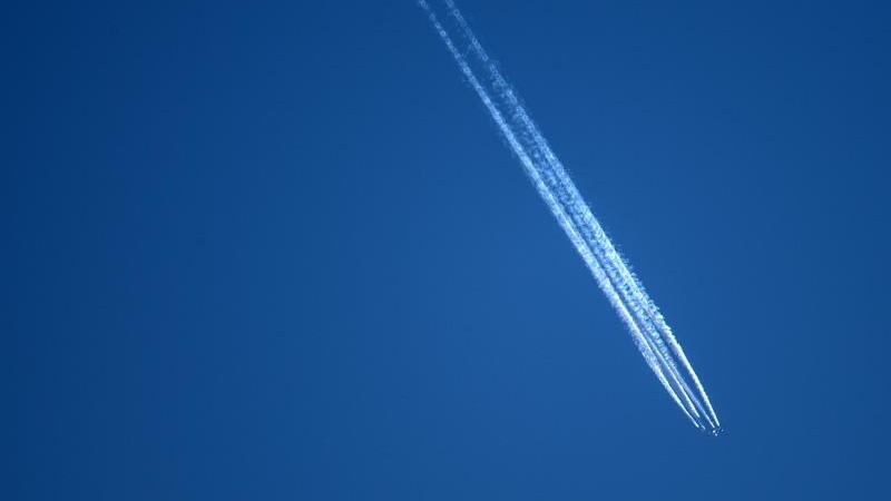 Kondensstreifen am Himmel