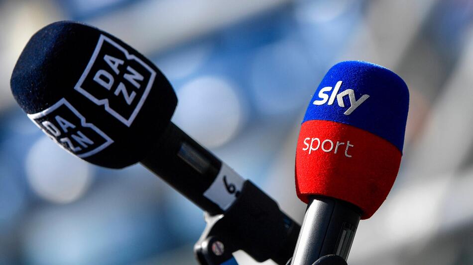 Mikrofone der konkurrierenden Live-Fussball-Anbieter DAZN und Sky