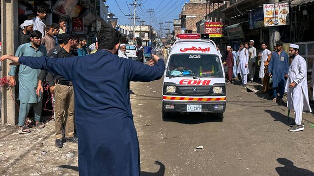 Schuldach in Pakistan stürzt ein