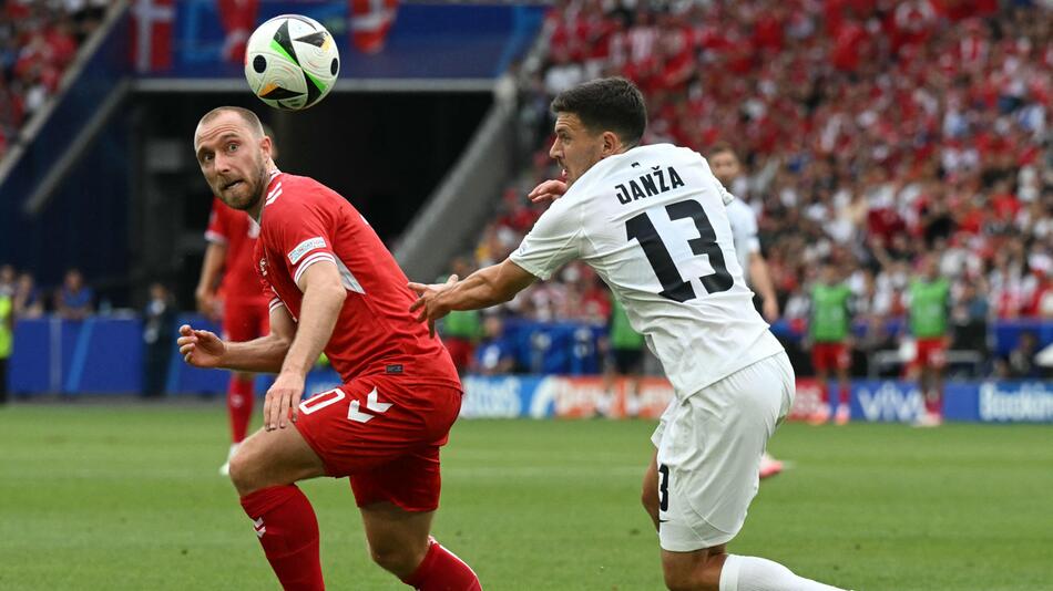 Dänemarks Kapitän Christian Eriksen im Zweikampf mit dem Slowenen Erik Janza