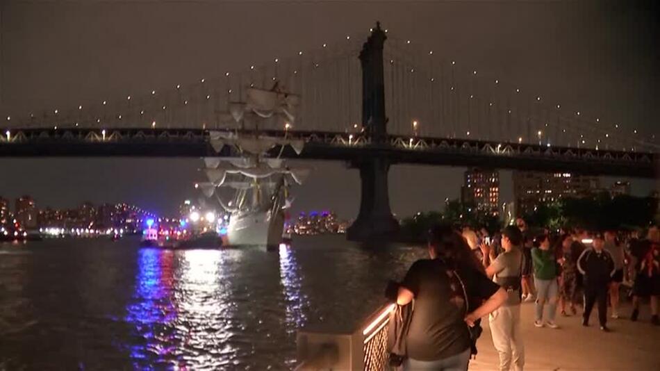 Grosssegler aus Mexiko kracht in Brooklyn Bridge in New York